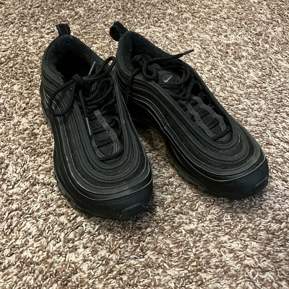 Black Nike tennis shoes
